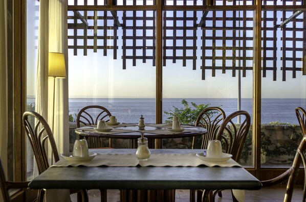 Déjeuner, dîner et souper servis sur place, vue sur la piscine 