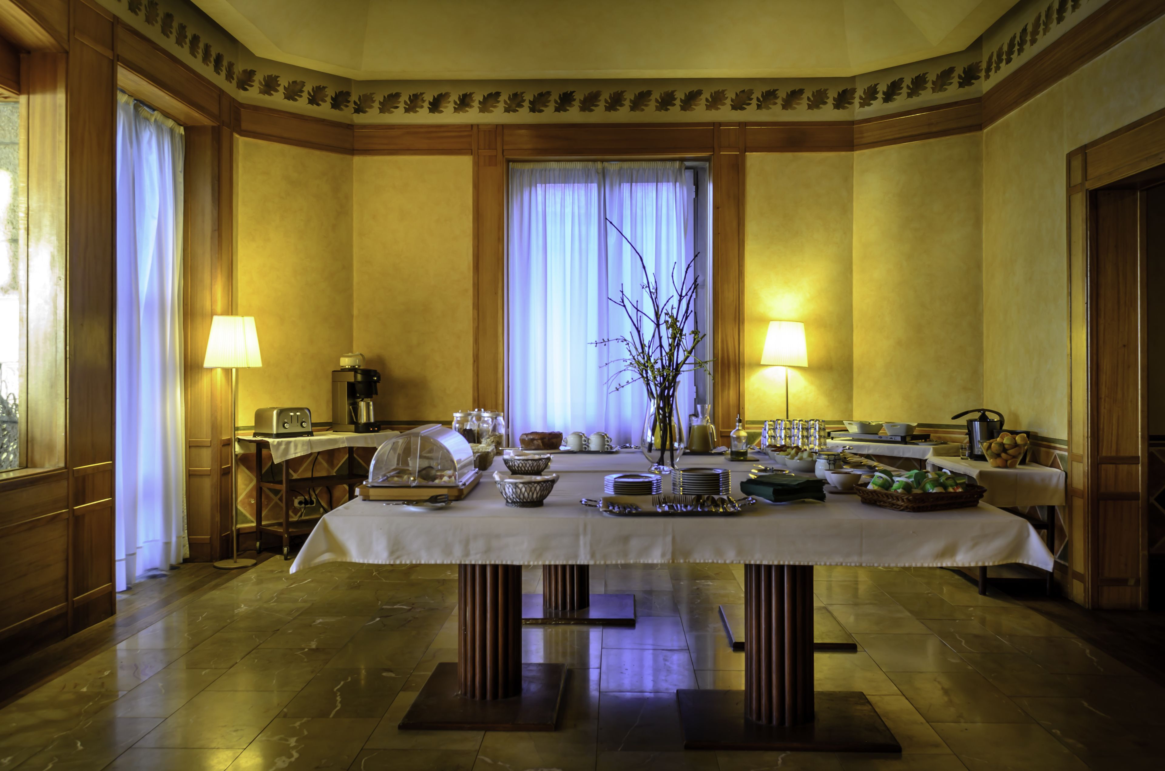 Petit déjeuner buffet (12 EUR par personne)