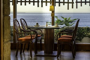 供應早餐、午餐和晚餐，游泳池景觀