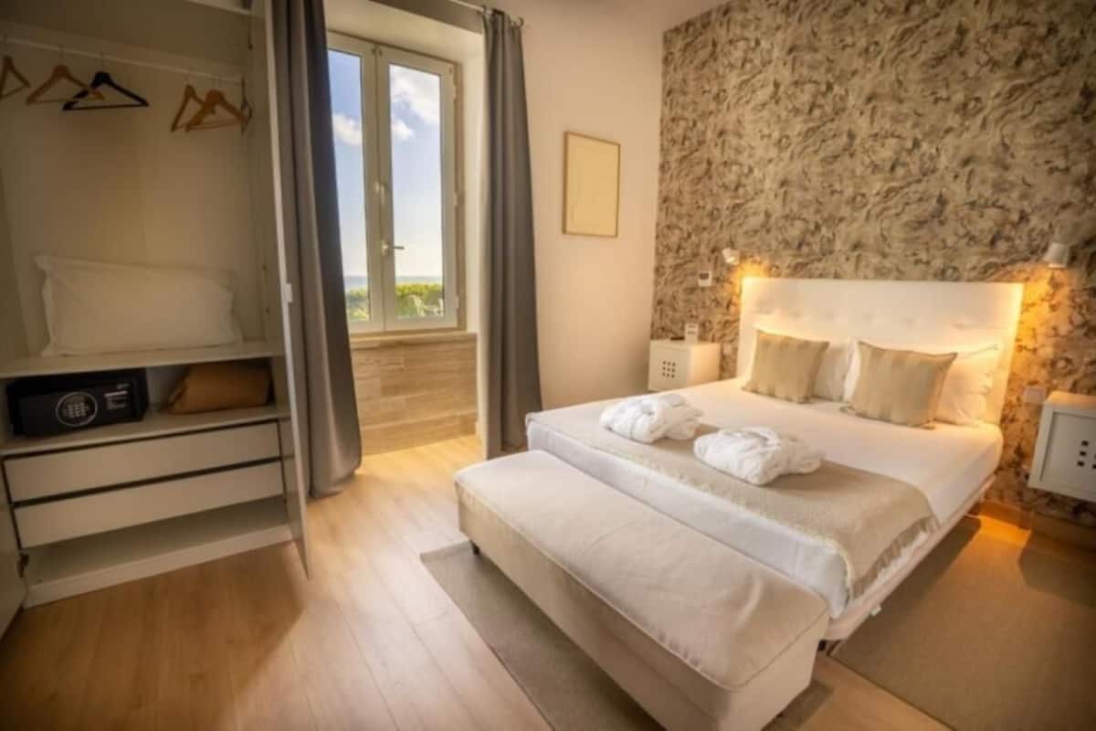 Superior Room | 1 bedroom, minibar, in-room safe, soundproofing