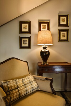 32-inch LCD TV with cable channels, TV