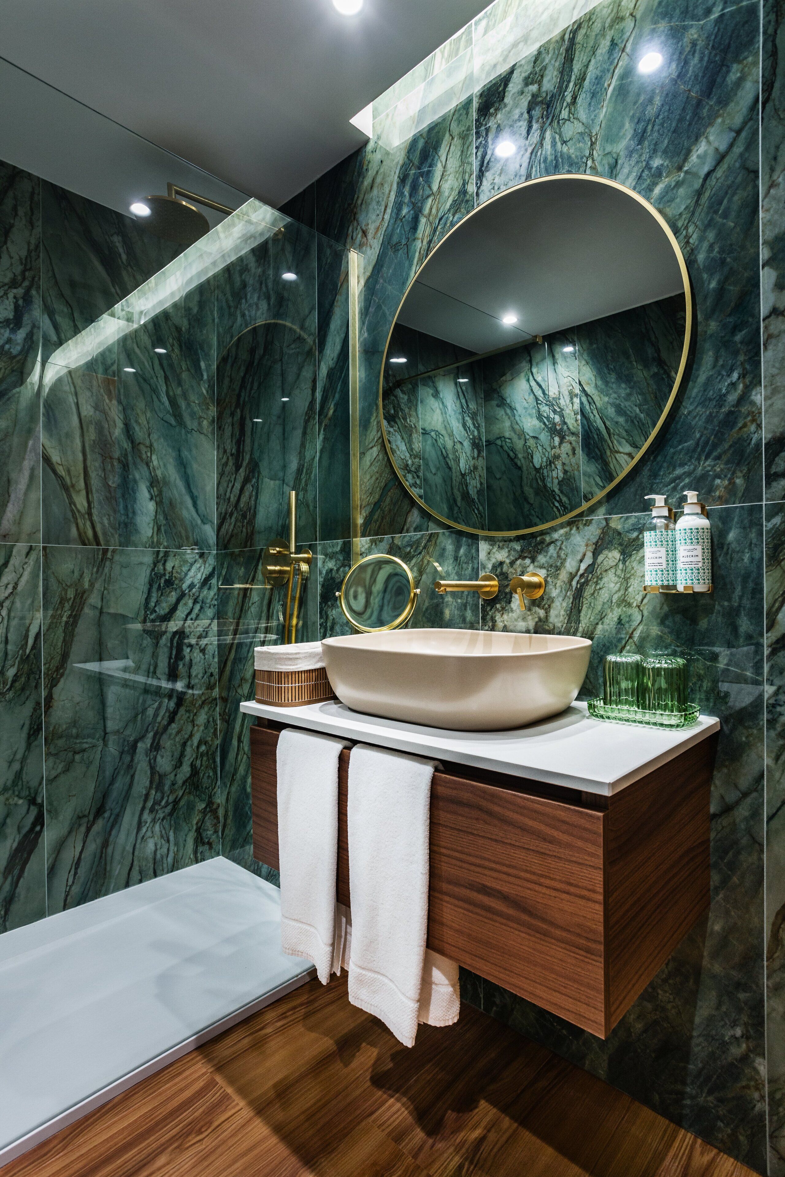 junior suite | bathroom | bathtub, deep-soaking bathtub, rainfall showerhead, free toiletries