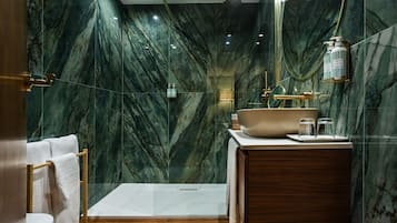 Junior Suite | Minibar, in-room safe, individually decorated, individually furnished