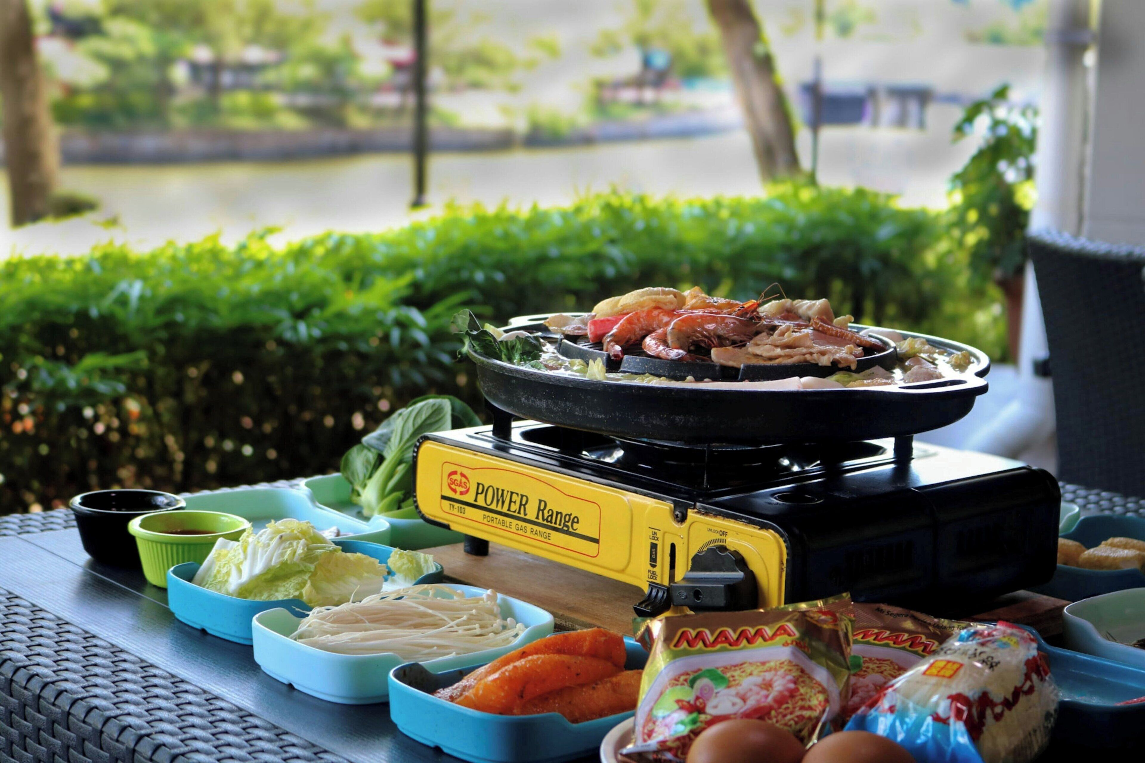 3 restaurants, breakfast, lunch, dinner served; chinese cuisine