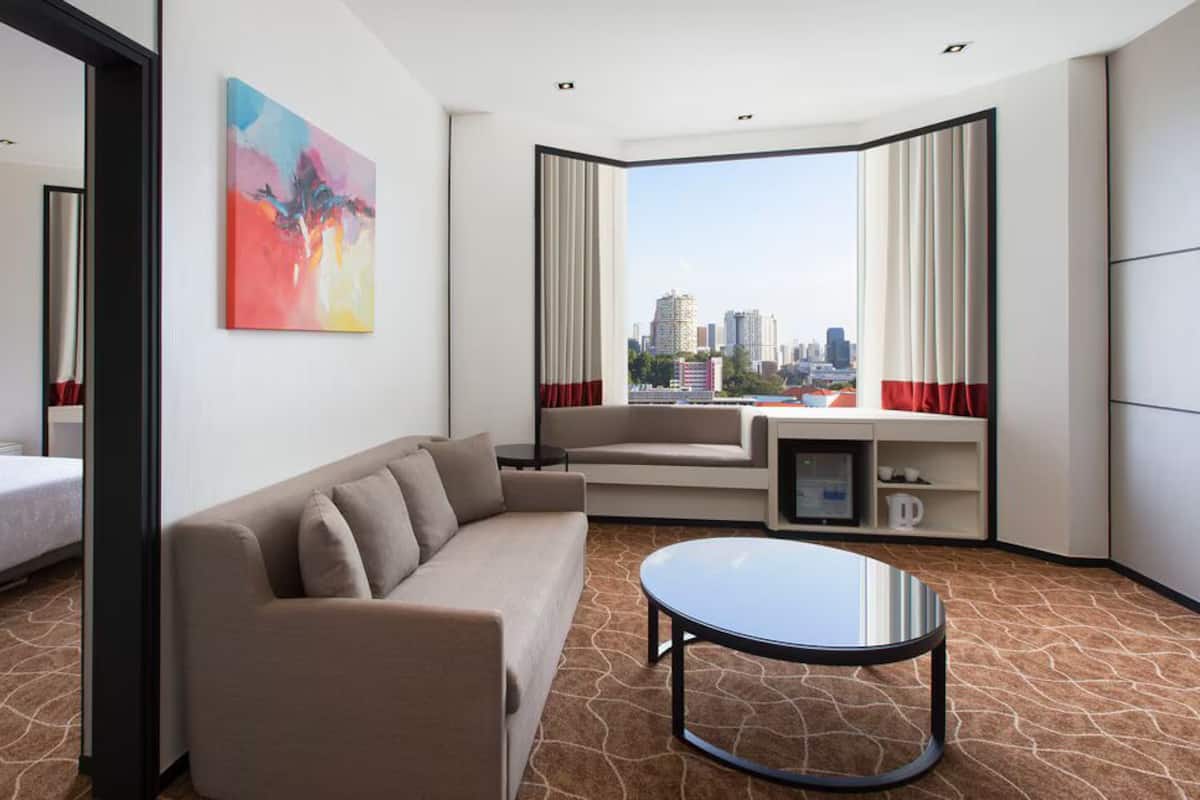 Suite, 1 slaapkamer, uitzicht op stad | Een kluis op de kamer, een bureau, een strijkplank/strijkijzer