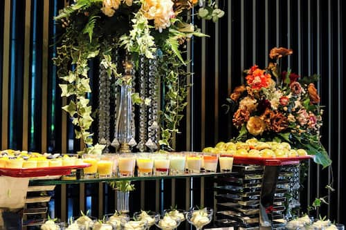 3 restaurants; breakfast, lunch, and dinner served