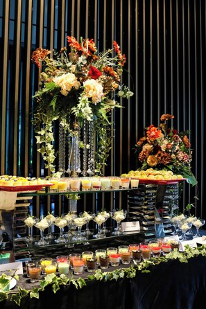 3 restaurantes; se sirve desayuno, almuerzo y cena; cocina china