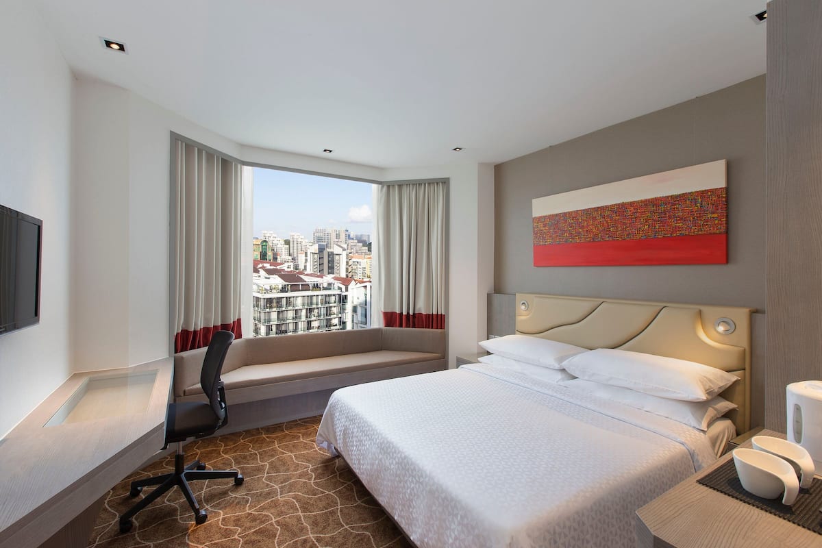 Room, 1 Katil Raja (King), River View | Peti besi dalam bilik, meja, seterika/papan seterika