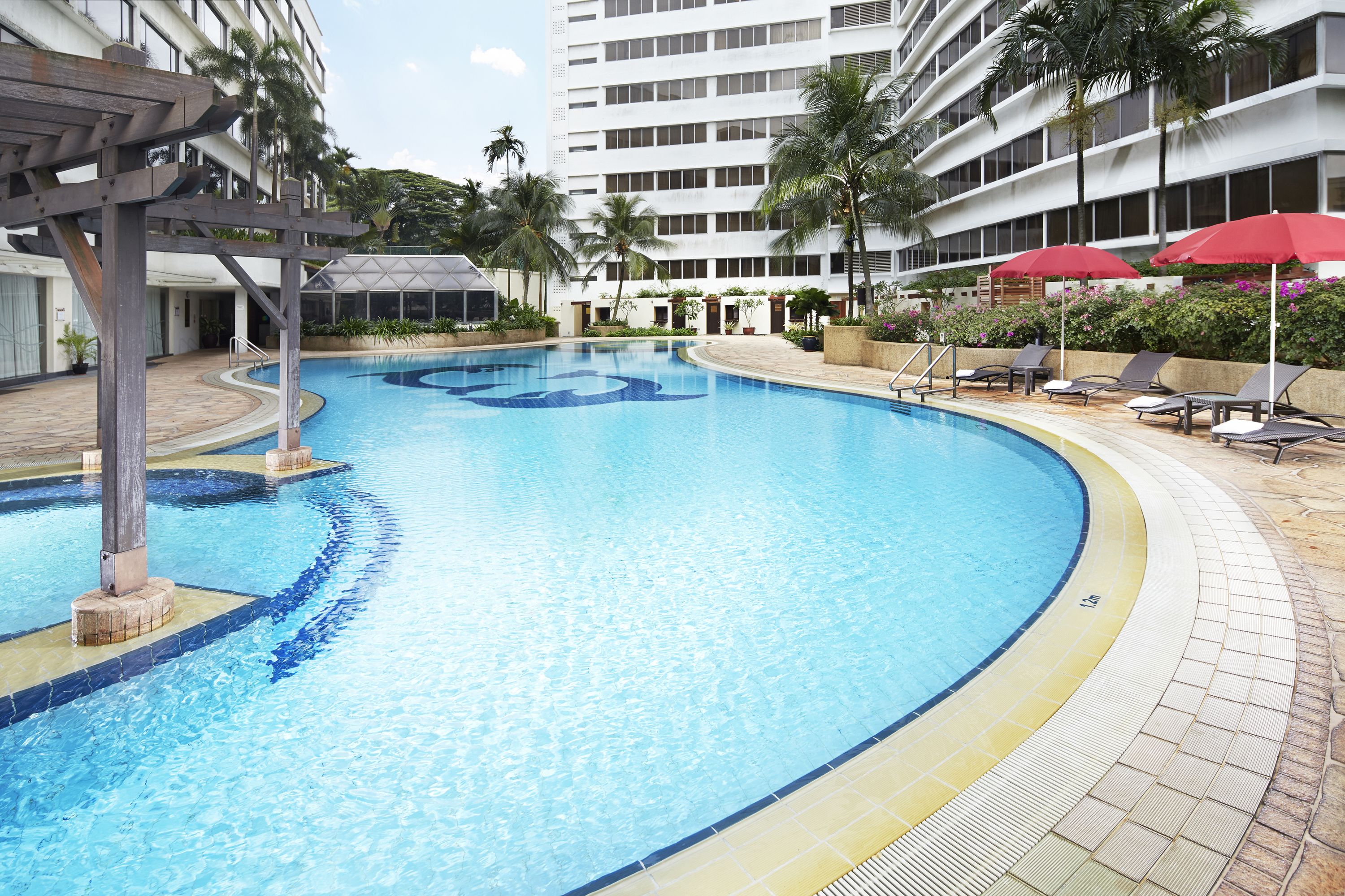 Außenpool, Sonnenschirme, Liegestühle