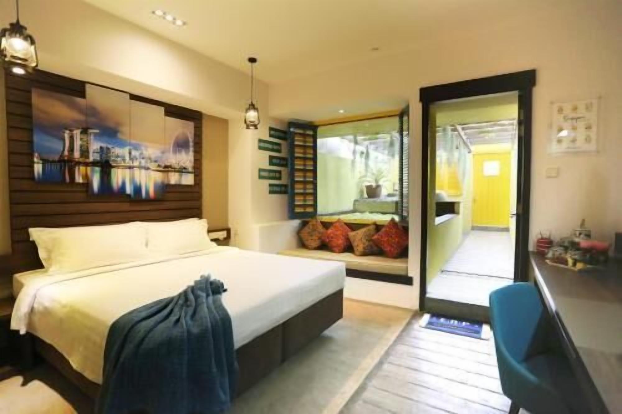 Minibar, in-room safe, desk, laptop workspace