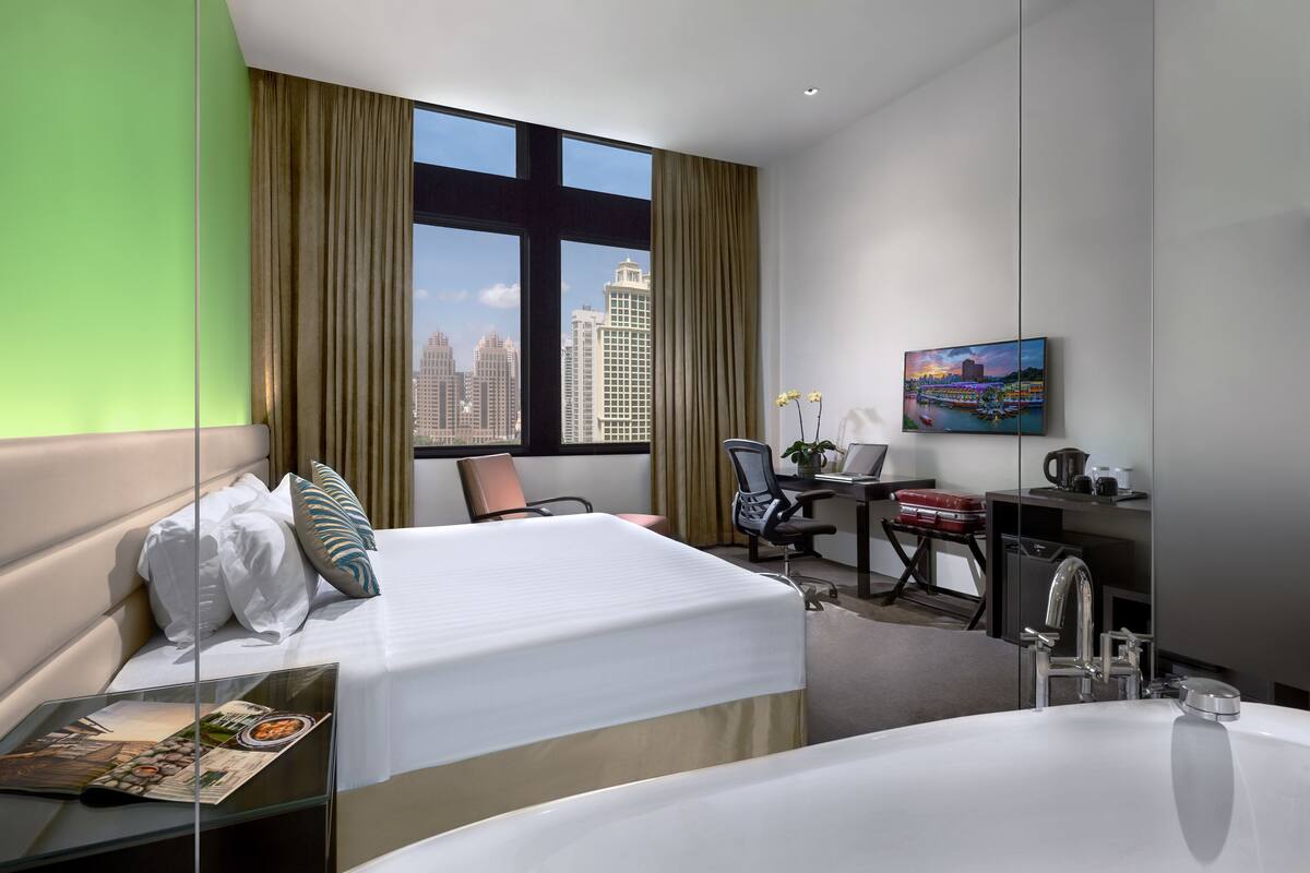 Executive Room (Club) | Minibar, in-room safe, desk, laptop workspace