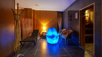 Een moderne lobby met een blauwe, verwarmde zithoek, houten wanden en een receptiebalie.
