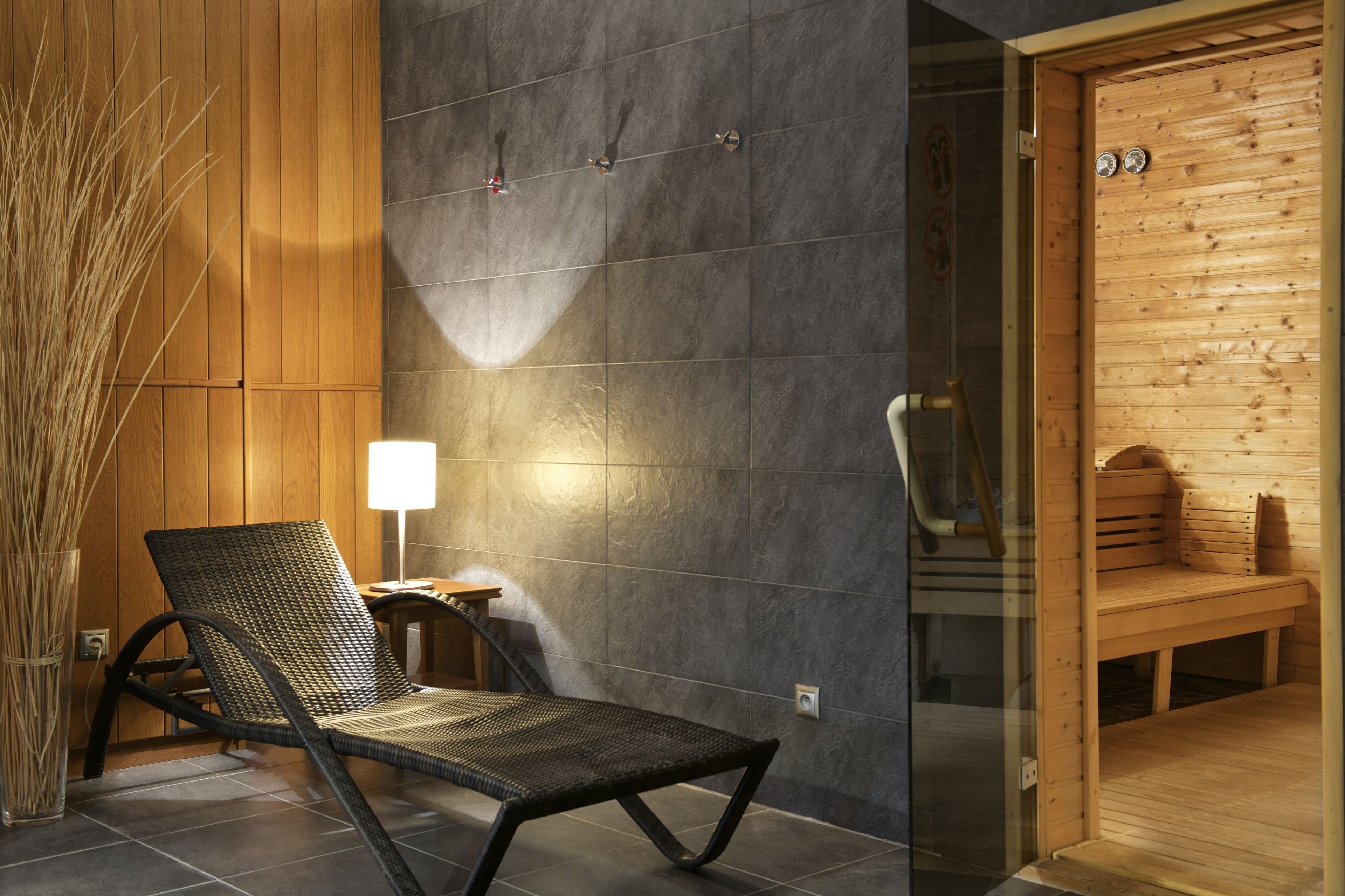 Steam room, sports massages, 1 treatment room, massages