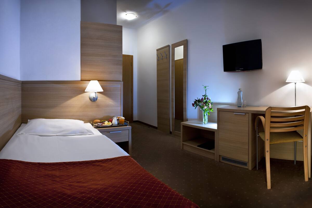 Standard Single Room | Hypo-allergenic bedding, minibar, in-room safe, blackout drapes
