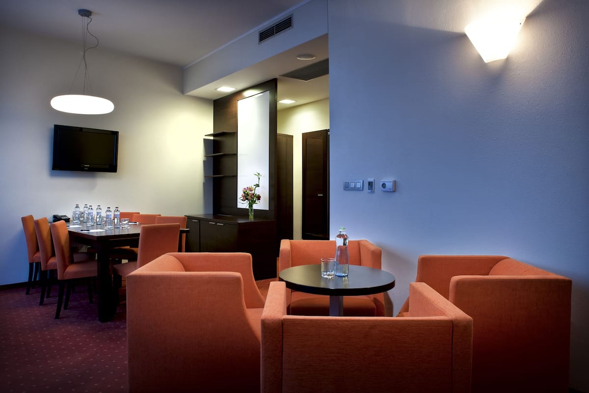 Executive Suite | Hypo-allergenic bedding, minibar, in-room safe, blackout drapes