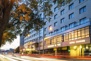 住宿正面 - 傍晚/夜晚