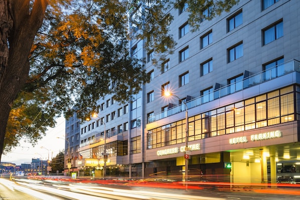 Fassade der Unterkunft – Abend/Nacht