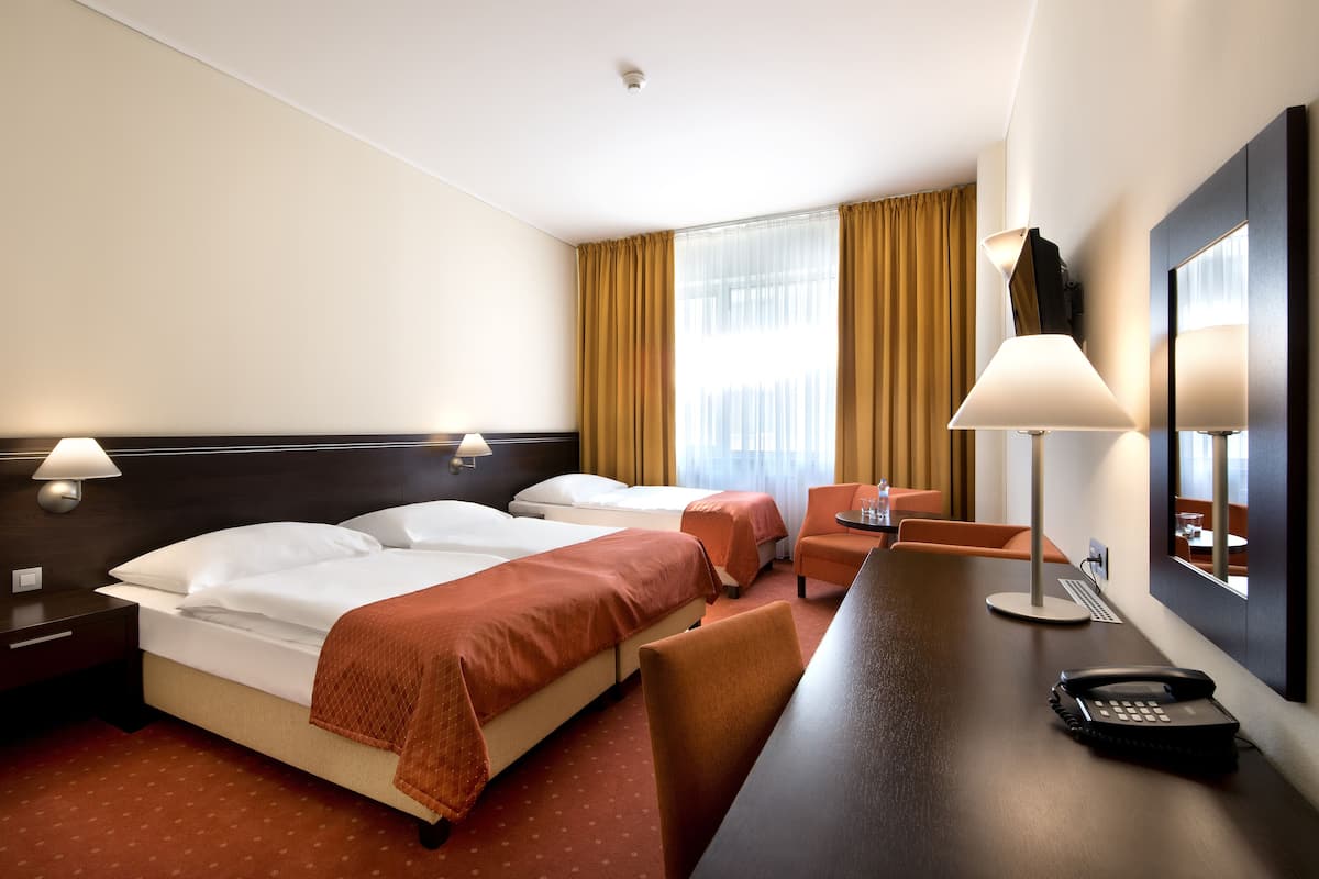 Executive Triple Room | Hypo-allergenic bedding, minibar, in-room safe, blackout drapes
