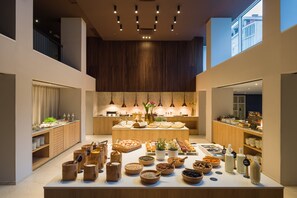每日供應自助早餐 (費用另計)