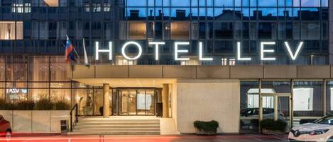 Un hôtel moderne, reconnaissable à son grand panneau « HÔTEL LEV ».