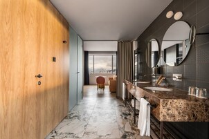 Premier Suite | In-room safe, blackout curtains, soundproofing, iron/ironing board