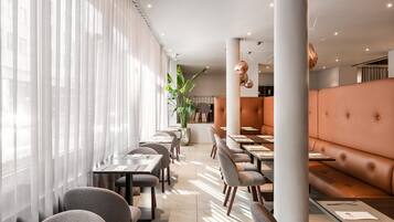 Päivittäinen buffetaamiainen (15 EUR per henkilö)