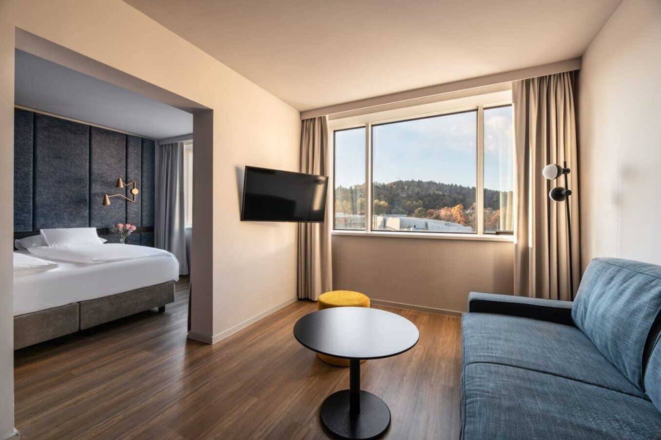 خزنة داخل الغرفة وستائر تعتيم وتجهيزات عازلة للصوت ومكواة/لوح كي