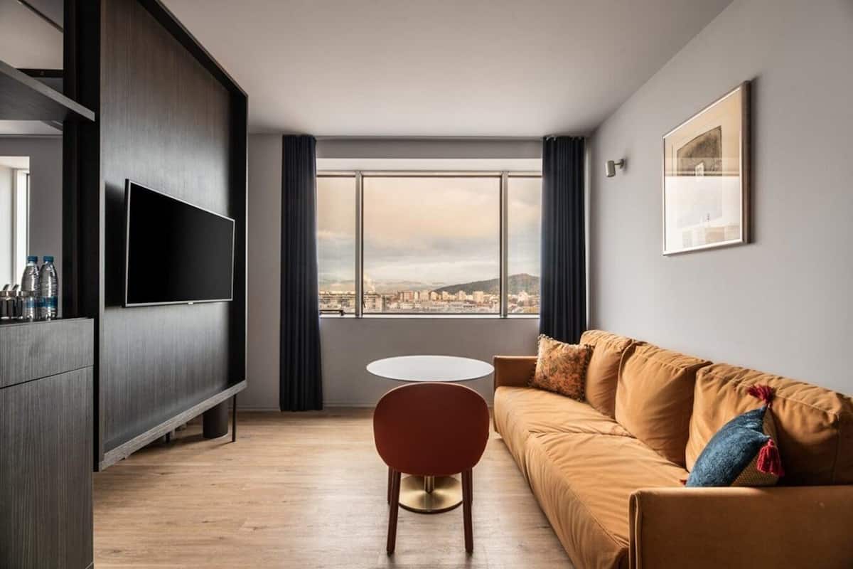 Premier Suite | 1 bedroom, in-room safe, blackout drapes, soundproofing