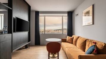 Suite – premier | Safe på rommet, blendingsgardiner, lydisolert og strykejern/-brett