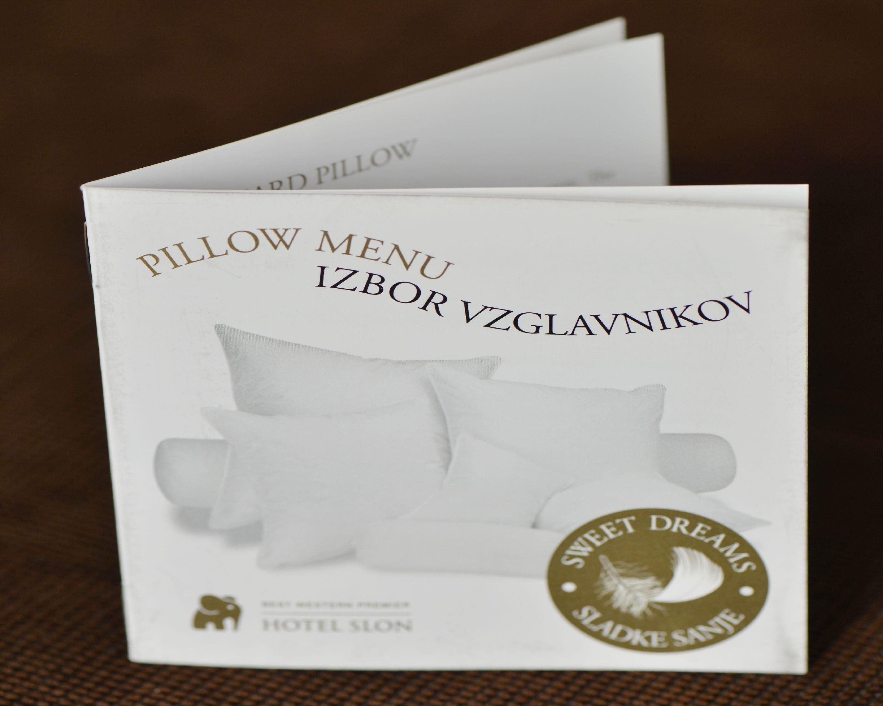 Eine Kopfstützenkarte mit einem Logo und dem Text, der angibt, dass sie vom Sweet Dreams Sladke Sanje Hotel stammt.