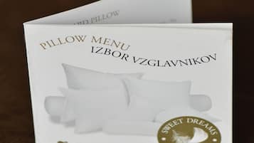 Eine Kopfstützenkarte mit einem Logo und dem Text, der angibt, dass sie vom Sweet Dreams Sladke Sanje Hotel stammt.