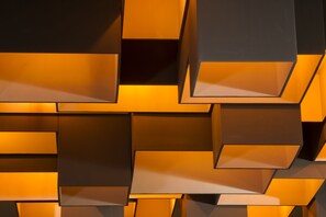 Un motif géométrique composé de panneaux illuminés.
