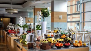 Un buffet proposant une variété de fruits, de légumes et de boissons.