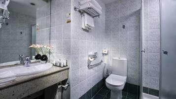 Kamar Comfort, 1 Tempat Tidur Queen (No View) | Kamar mandi | Kombinasi shower/bathtub dan pancuran hujan