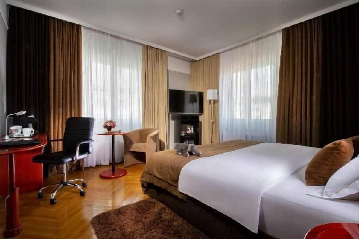 Egyptian cotton sheets, premium bedding, down duvets, in-room safe