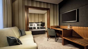 豪華客房, 1 張特大雙人床 (Walk-in Shower;Superior;with Sofabed) | 埃及棉床單、高級寢具、羽絨被、客房內保險箱