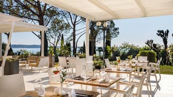 2 restaurants, spécialités Cuisine méditerranéenne