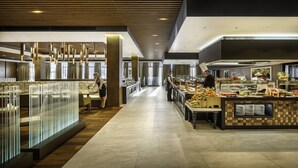 2 restaurants; breakfast, lunch, and dinner served - Remisens Hotel Metropol (Piran)