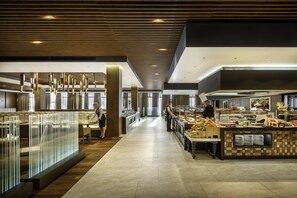 2 restaurants, serveren ontbijt, lunch, diner, Mediterrane gerechten