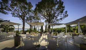 2 restaurants, spécialités Cuisine méditerranéenne