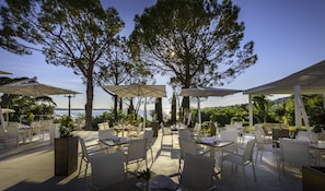 2 restaurants, spécialités Cuisine méditerranéenne