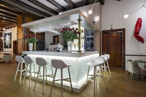 3 bars/lounges, cocktail bar