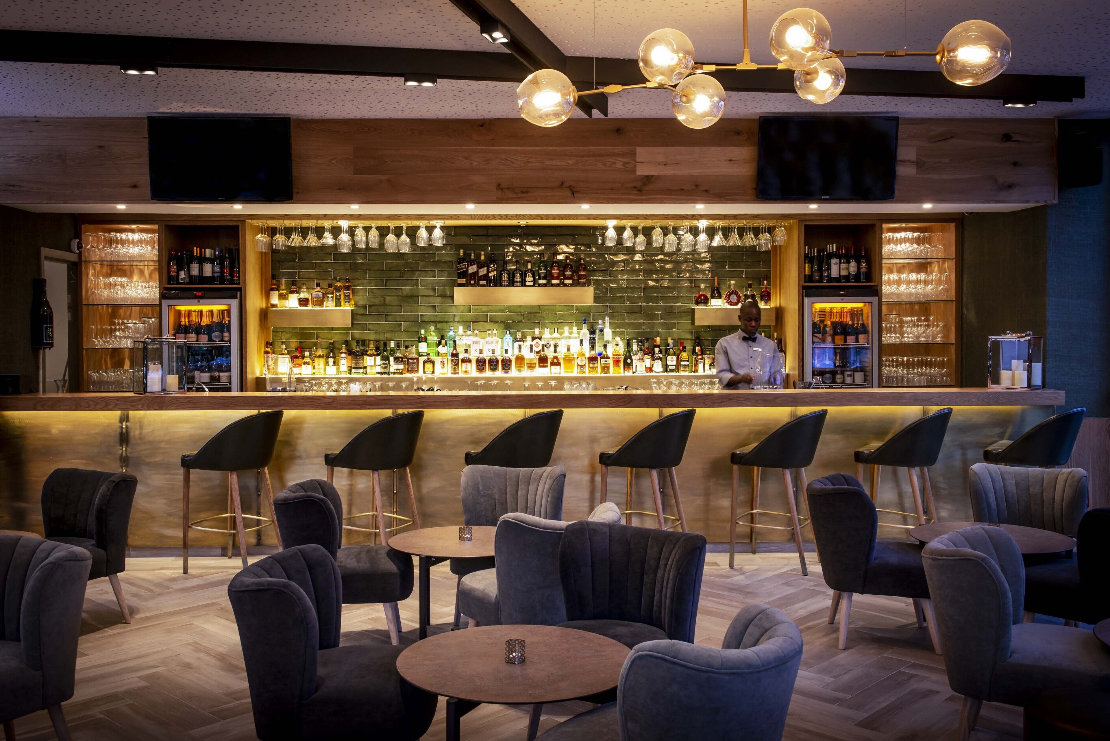 3 bars/lounges, cocktail bar