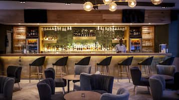 3 bars/lounges, cocktail bar