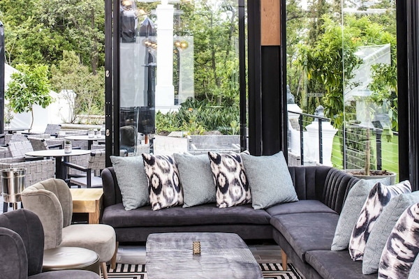 2 restaurants, serveren ontbijt