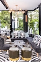 2 restaurants, breakfast served