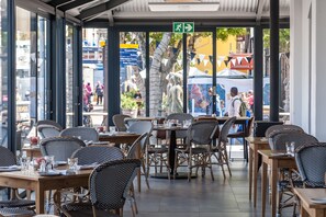 Breakfast, lunch and dinner served - Victoria and Alfred Hotel by NEWMARK (Cape Town)