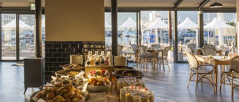 Daily full breakfast (ZAR 320.00 per person)