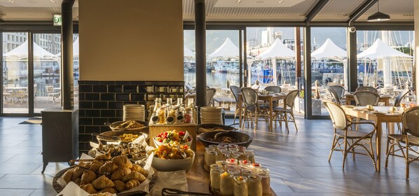 Daily full breakfast (ZAR 320.00 per person)