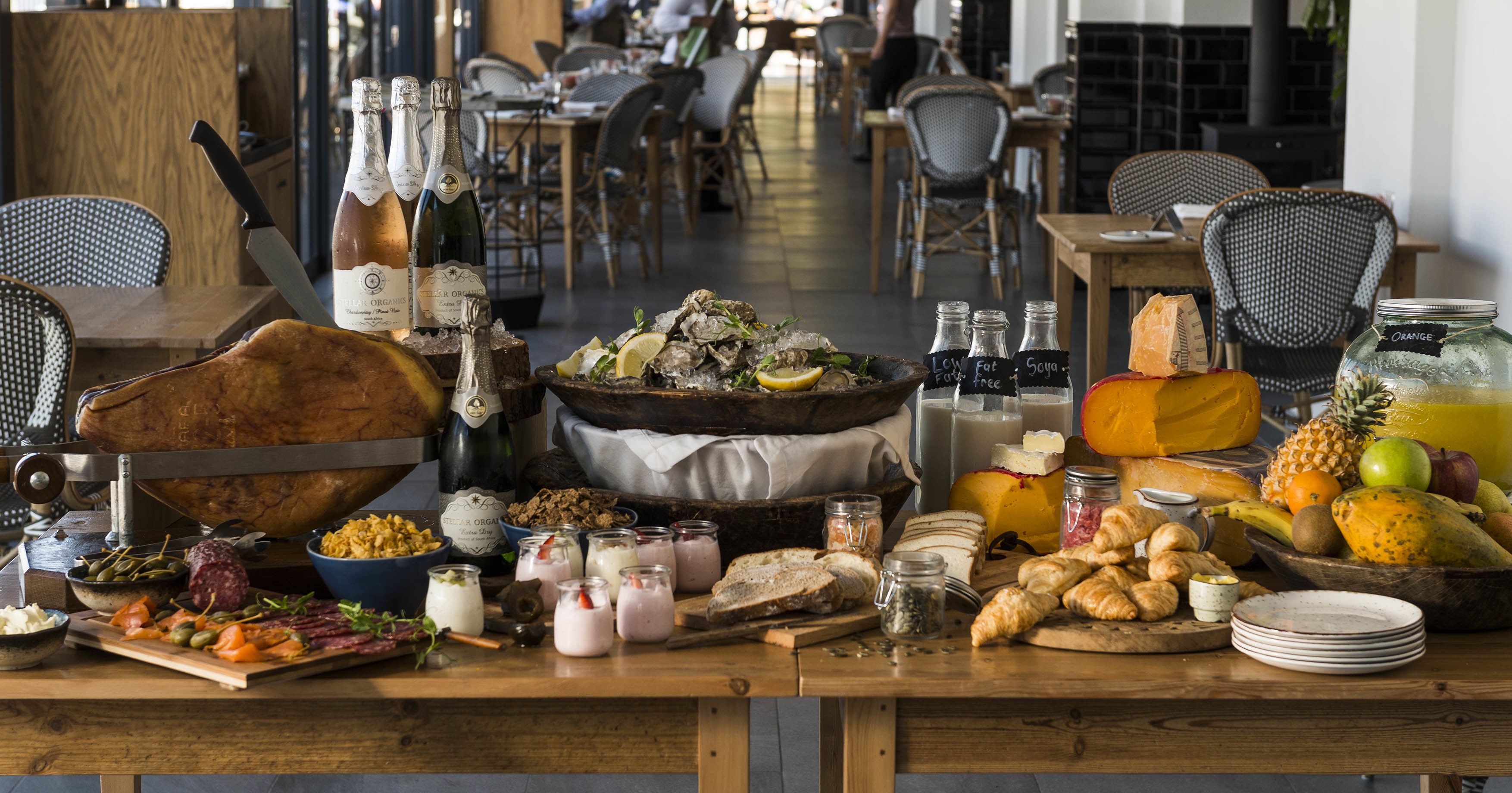 Ein reichhaltiges Frühstücksbuffet mit verschiedenen Speisen und Getränken.